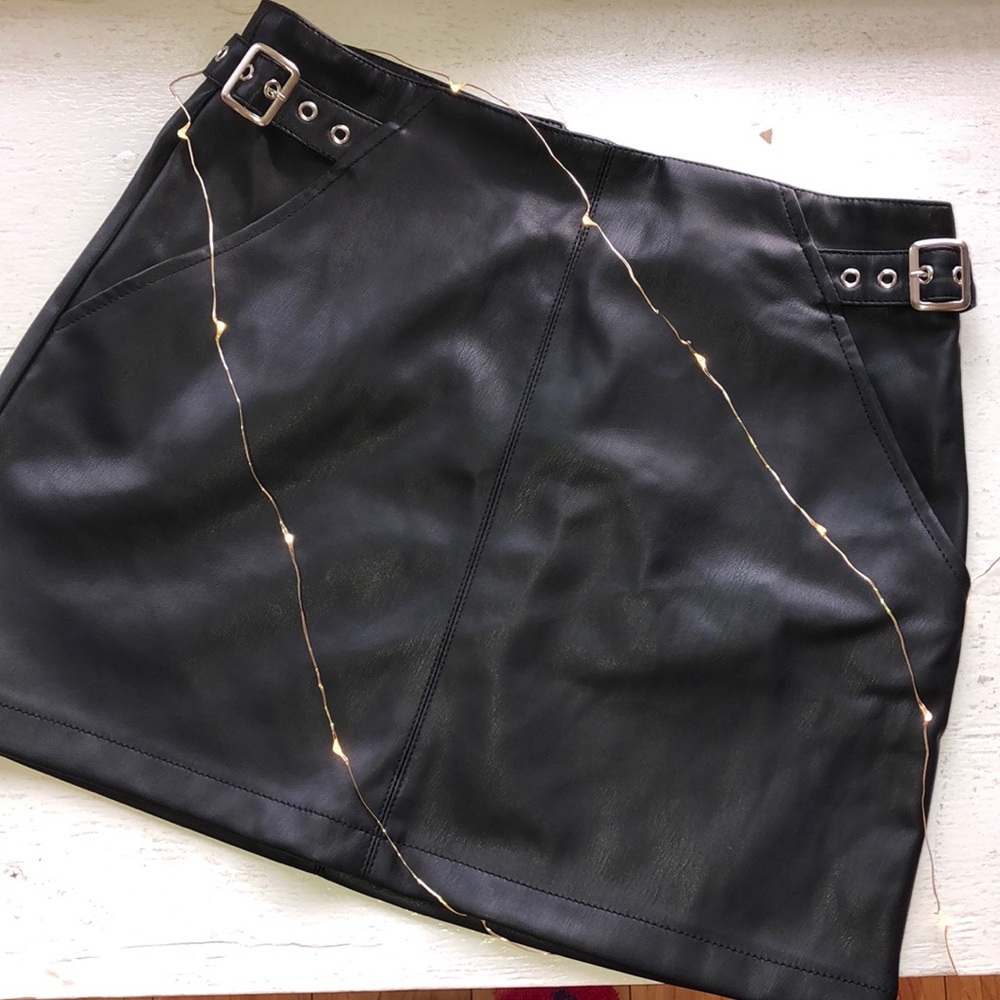 NEW FOREVER 21 BLACK SKIRT WITH POCKETS